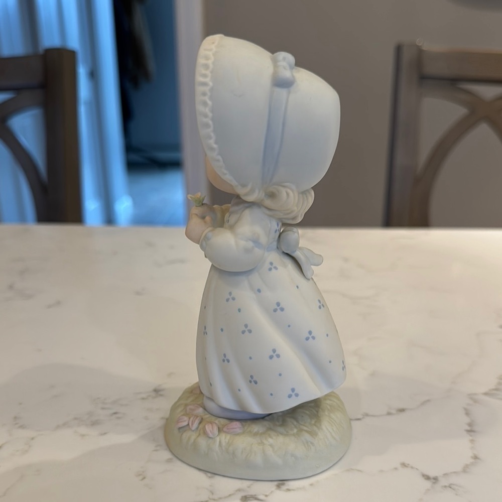 Charming Precious  Moments Figurine - He loves me he loves me not - Picture 3 of 5